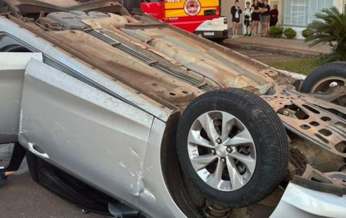 Colisão lateral com capotamento mobiliza bombeiros em SMOeste