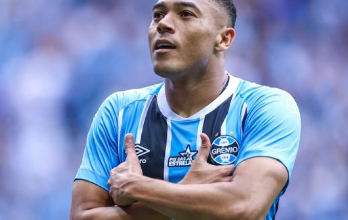 Com três de Carlos Vinicius, Grêmio vence o Juventude pelo Brasileirão