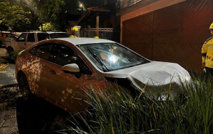Após atropelar pedestre, motorista perde controle e provoca sequência de colisões no centro
