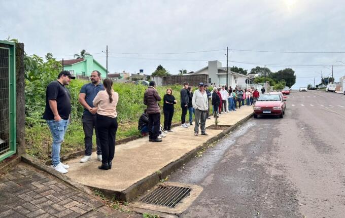 Eleitores formam filas minutos antes da votação em São Miguel do Oeste