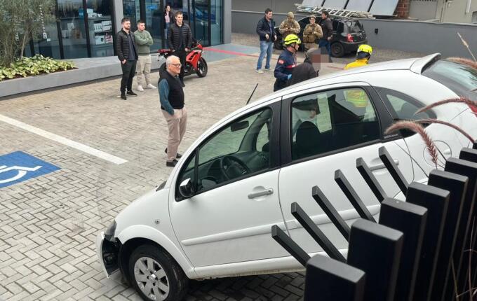 Motorista perde controle, atinge cerca e deixa carro suspenso em São Miguel do Oeste