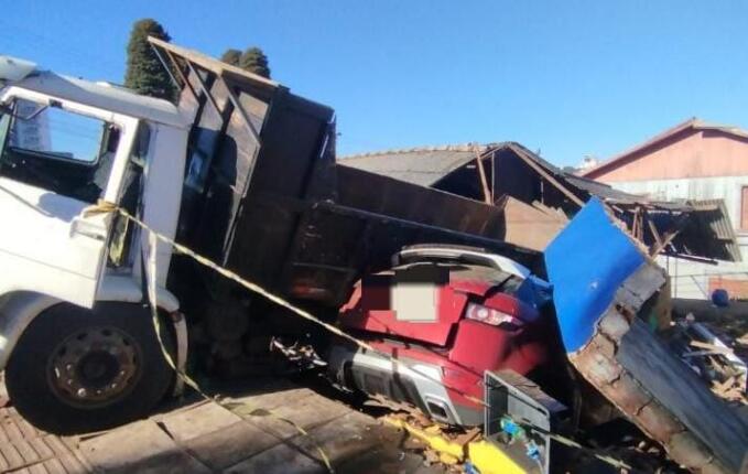 Caminhão carregado com areia atinge veículos e moradia no centro de Xanxerê