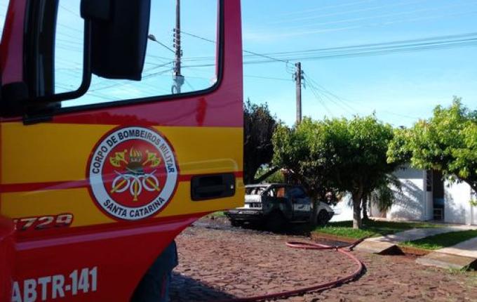 VÍDEO; Carro é completamente consumido por incêndio em Cedro