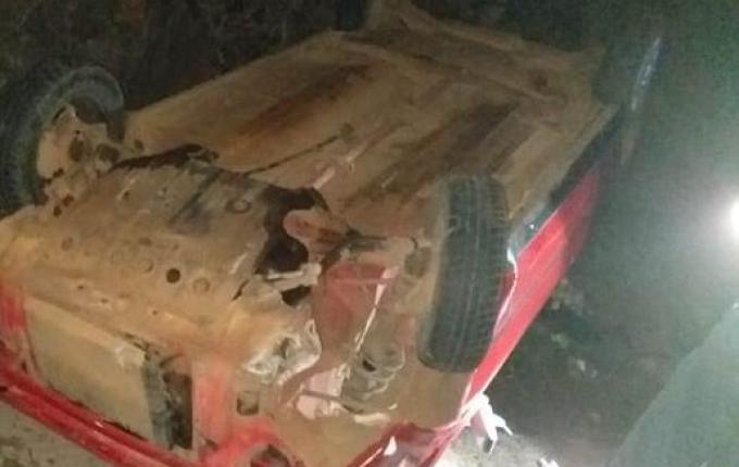 Motorista fica ferido e tenta agredir bombeiros após capotamento na BR-163