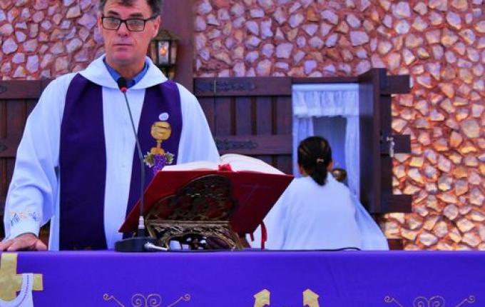 FOTOS: Celebração de Finados reúne cerca de mil pessoas em SMOeste