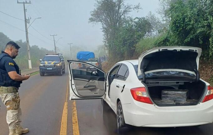 PRF apreende 120 kg de maconha na BR-282 e prende trio em Iraceminha
