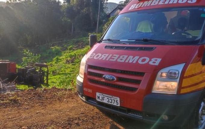 Mulher fica ferida em capotamento de carreta agrícola no interior de Itapiranga