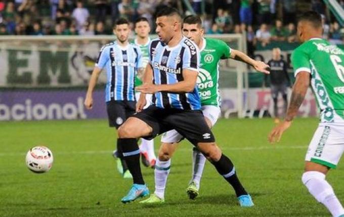 Tudo igual: Chapecoense e Grêmio ficam no empate sem gols na Arena Condá