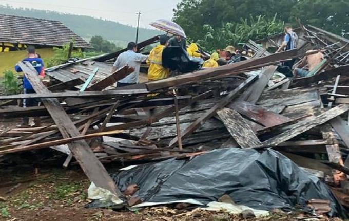 VÍDEO: Galpão desaba e trabalhador fica ferido no interior de Itapiranga