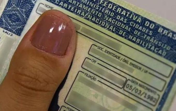 Motoristas com CNH C, D e E podem ser multados ao dirigir sem exame toxicológico em 2024