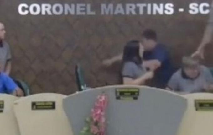 Vereadores brigam durante sessão em município do Oeste