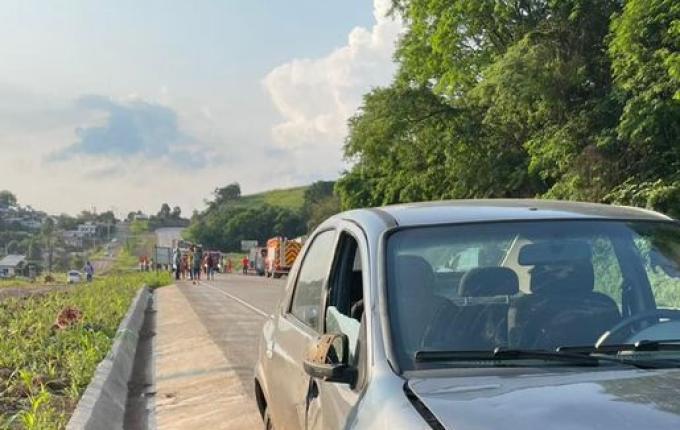 Colisão lateral entre carro e moto é registrada na BR-163