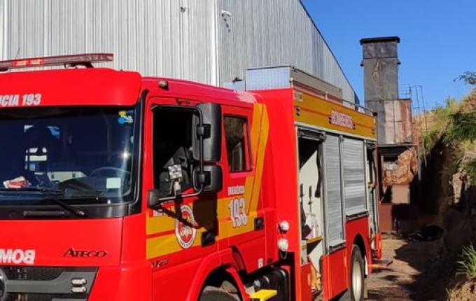 Incêndio atinge silo de papel em indústria às margens da BR-282 em Iraceminha