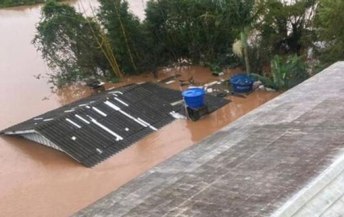 Sobe para 83 o número de mortos após enchentes que atingem o RS
