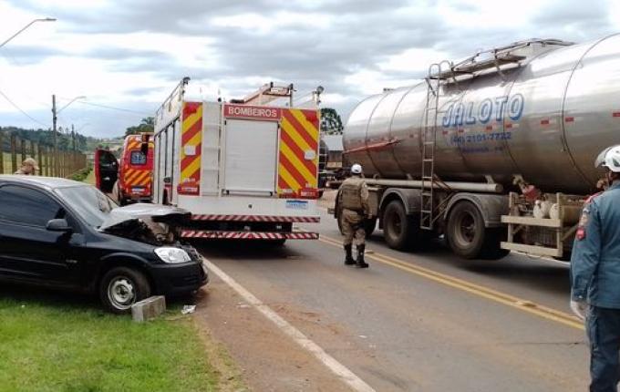 Gestante sofre ferimentos em colisão entre carro e caminhão
