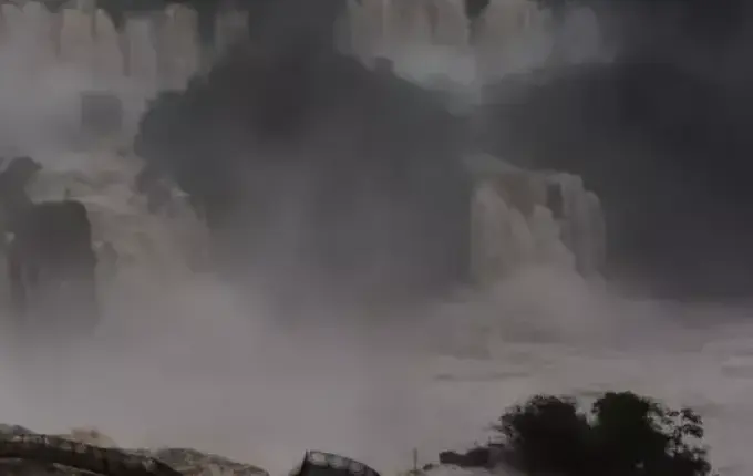 Turista cai das Cataratas do Iguaçu e desaparece; saiba mais