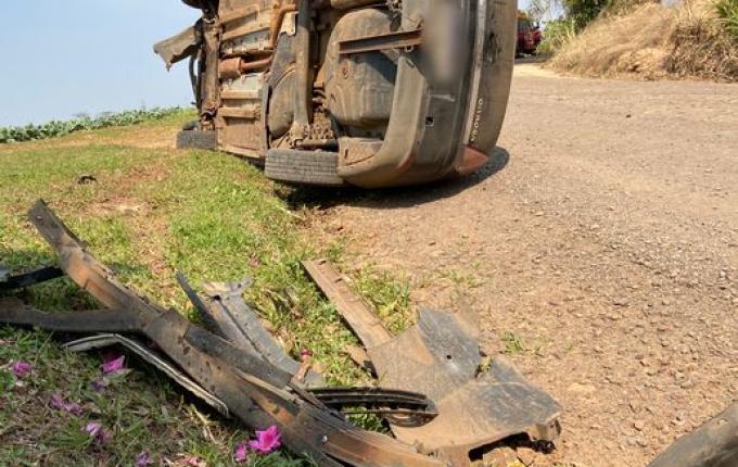 Mulher fica ferida em saída de pista seguida de capotamento no interior de SMO