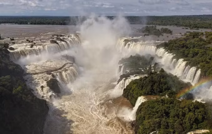 Cataratas do Iguaçu atingem maior vazão do ano com volume quase oito vezes acima da média