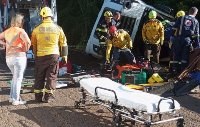 Tombamento de caminhão deixa motorista ferido na SC 155