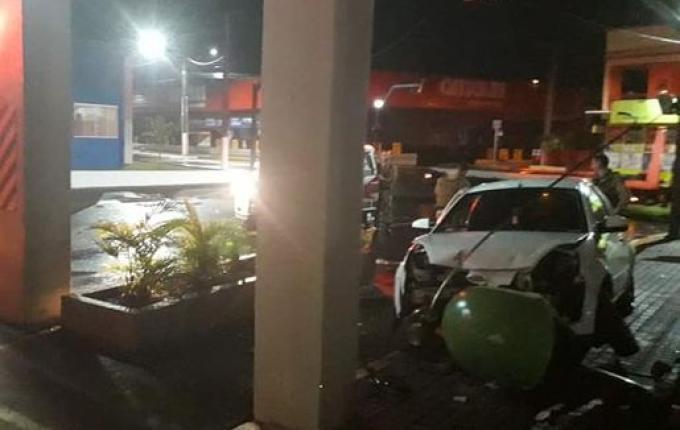 Motorista embriagada colide carro em orelhão telefônico no centro da cidade