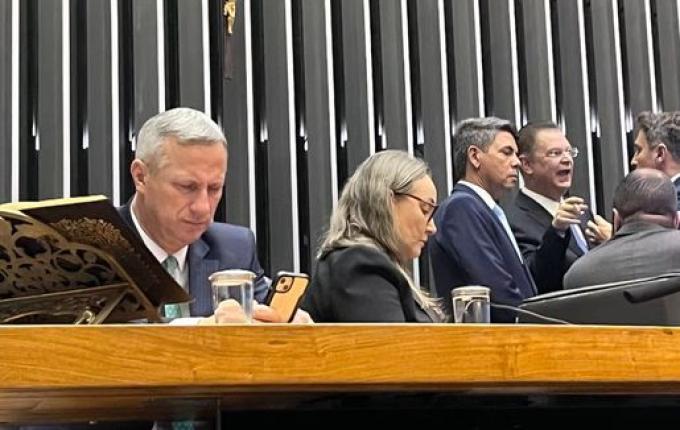 Oposição ocupa mesas da Câmara e do Senado em protesto em apoio a Bolsonaro