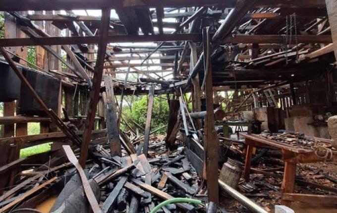 Incêndio atinge galpão no interior de Guarujá do Sul