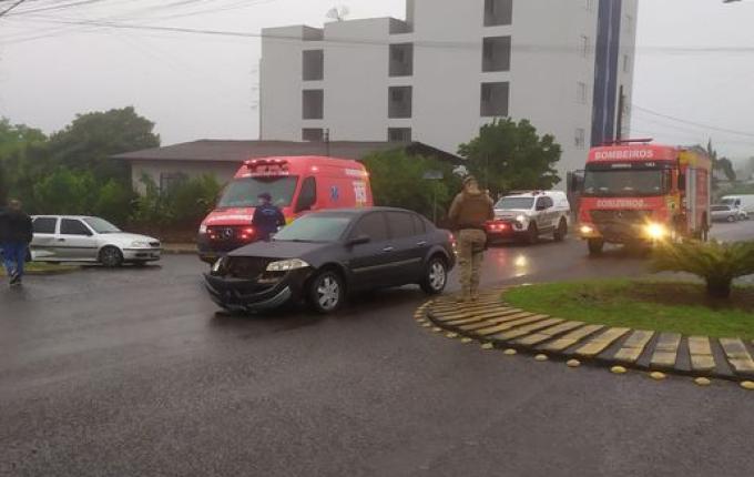 Jovem fica ferida em colisão entre dois carros em São Lourenço do Oeste