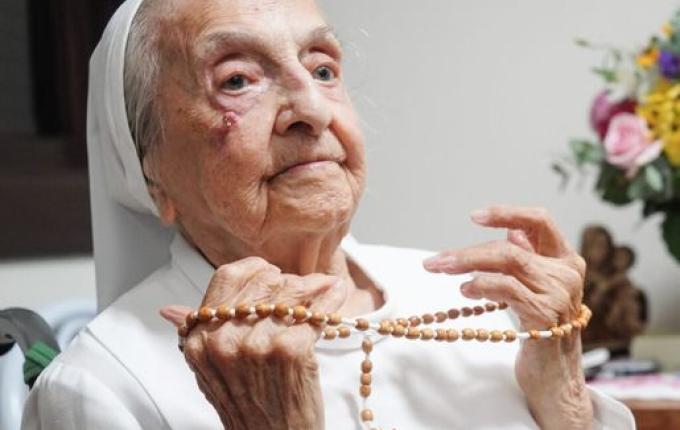 Considerada a pessoa mais velha do mundo, freira gaúcha morre aos 116 anos