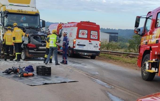 Homem morre após batida entre carro e caminhão na BR-282 em Maravilha