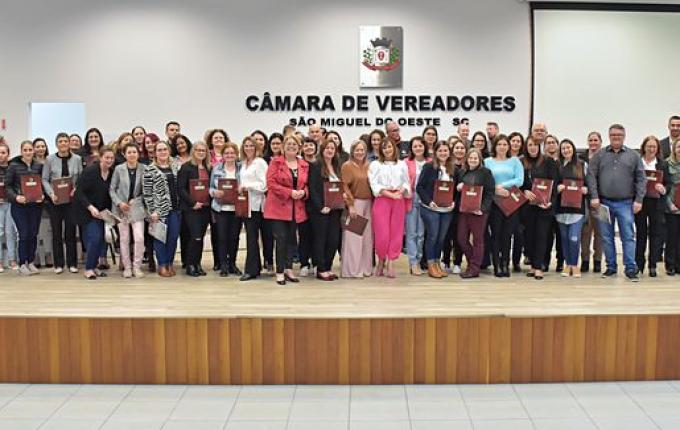 Profissionais da educação recebem homenagem da Câmara pelo Dia do Professor