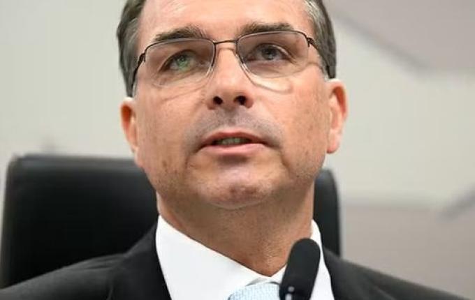 Flávio Bolsonaro diz que mãe e avós foram feitos reféns durante assalto