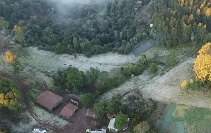 Geada cobre o Extremo Oeste e transforma a paisagem da região