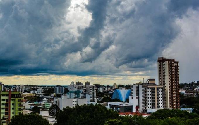 Calorão antecede a chegada de uma frente fria em SC; veja o que esperar