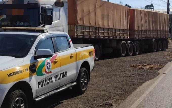 Motorista oferece dinheiro para policiais e vai preso por suborno em Descanso