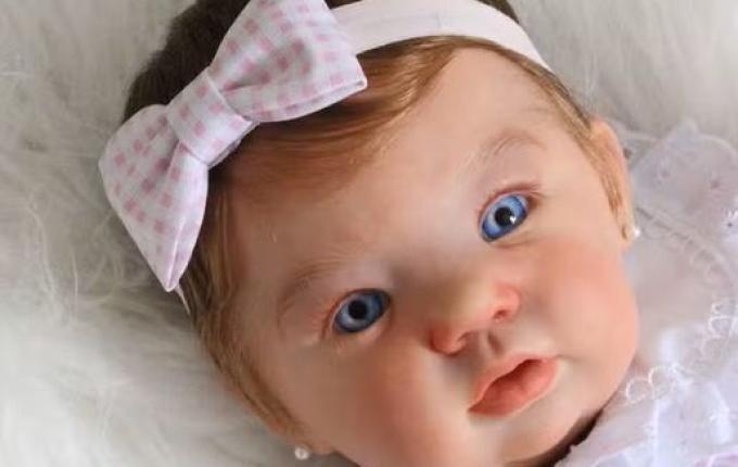 Mulher leva bebê reborn para tomar vacina em posto de saúde de SC