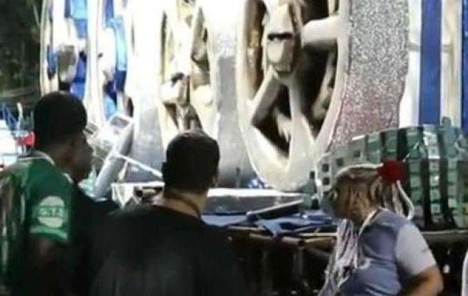 Menina de 11 anos tem perna amputada após ser prensada por carro alegórico no Rio