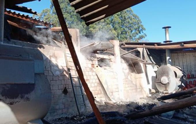 Incêndio em aviário mobiliza Bombeiros em São Bernardino