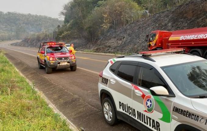VÍDEO: Incêndio atinge vegetação às margens da BR 282, entre SMO e Paraíso