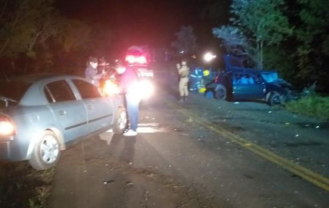 Homem morre após carro colidir frontalmente contra outro carro em Anchieta