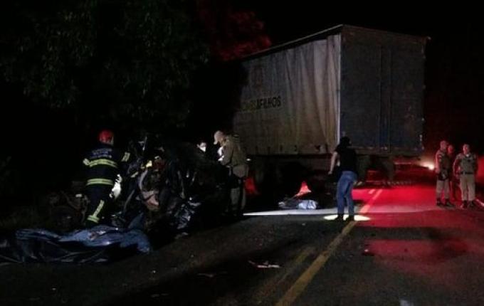 Pai, mãe e bebê morrem em batida entre carro e caminhão em SC
