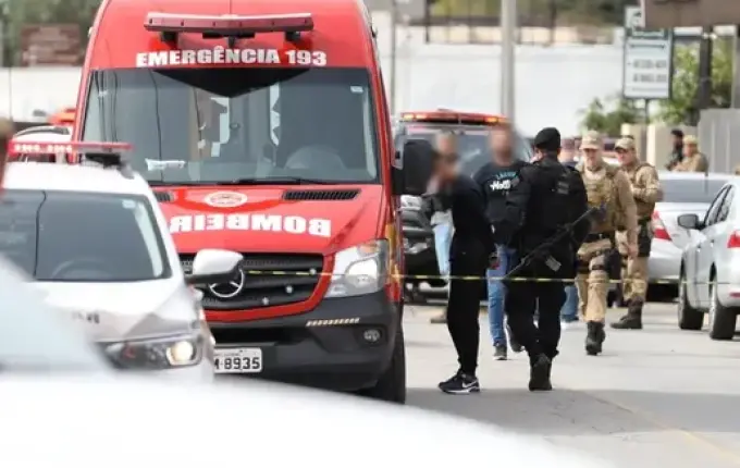 Assaltantes invadem banco e fazem reféns em SC