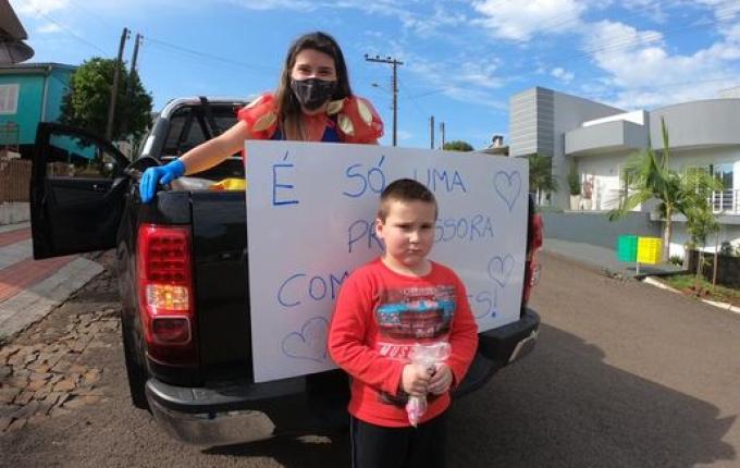 Vídeo: Professora de Mondaí se fantasia para visitar e entregar lembranças aos alunos