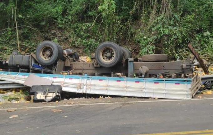 Motorista de caminhão morre em saída de pista e capotamento na SC-157