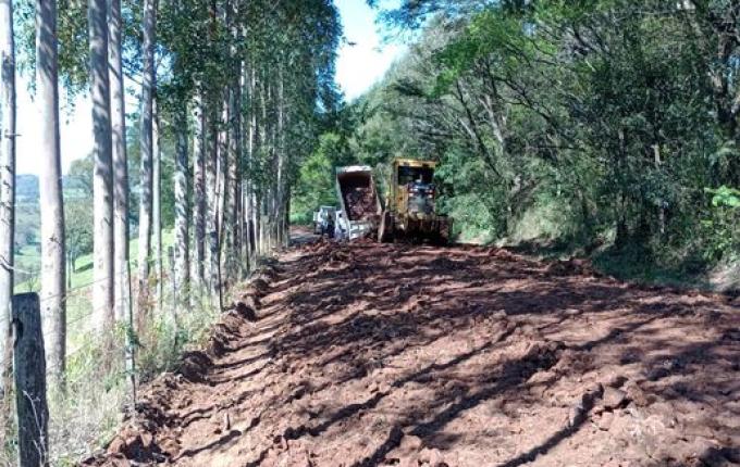 Prefeitura de Anchieta investe mais de R$100 mil em recuperação de estrada