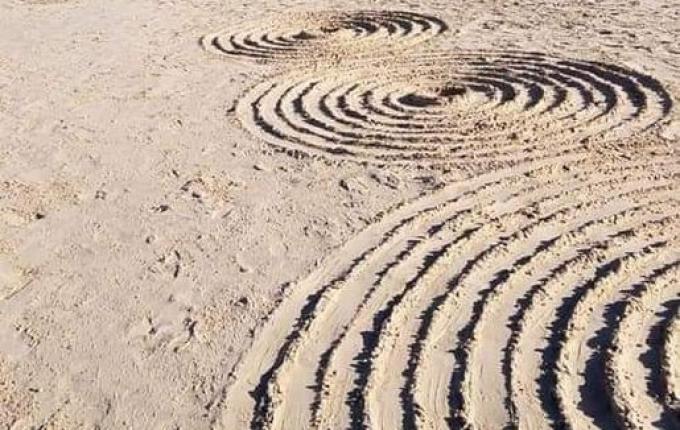 Moradores do RS buscam respostas para luzes no céu e símbolos encontrados na praia