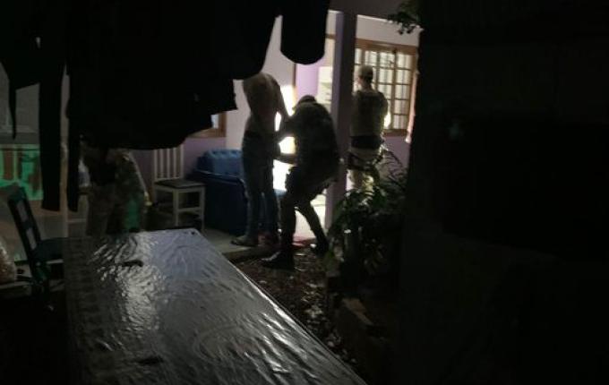 Inspetores da PRF prendem homem e salvam vitima de violência doméstica