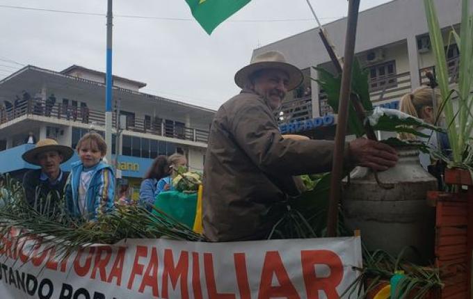 IPORÃ DO OESTE: Desfile cívico movimenta a Avenida Gustavo Fetter; assista