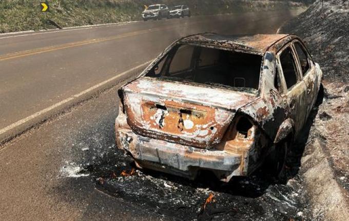Incêndio destrói veículo e se espalha pela vegetação às margens da BR-282, em Paraíso