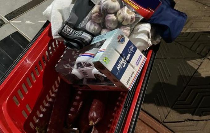 Homem é preso após furtar 17 pernas de salame e cueca em supermercado de SMOeste