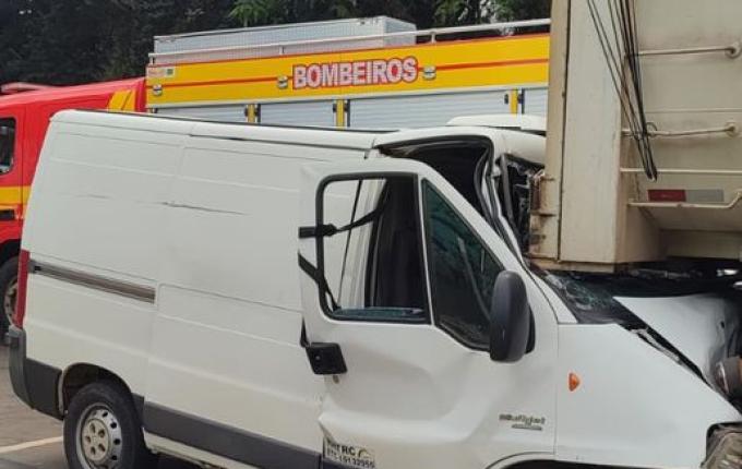 Idoso fica ferido em colisão traseira entre van e carreta em Maravilha